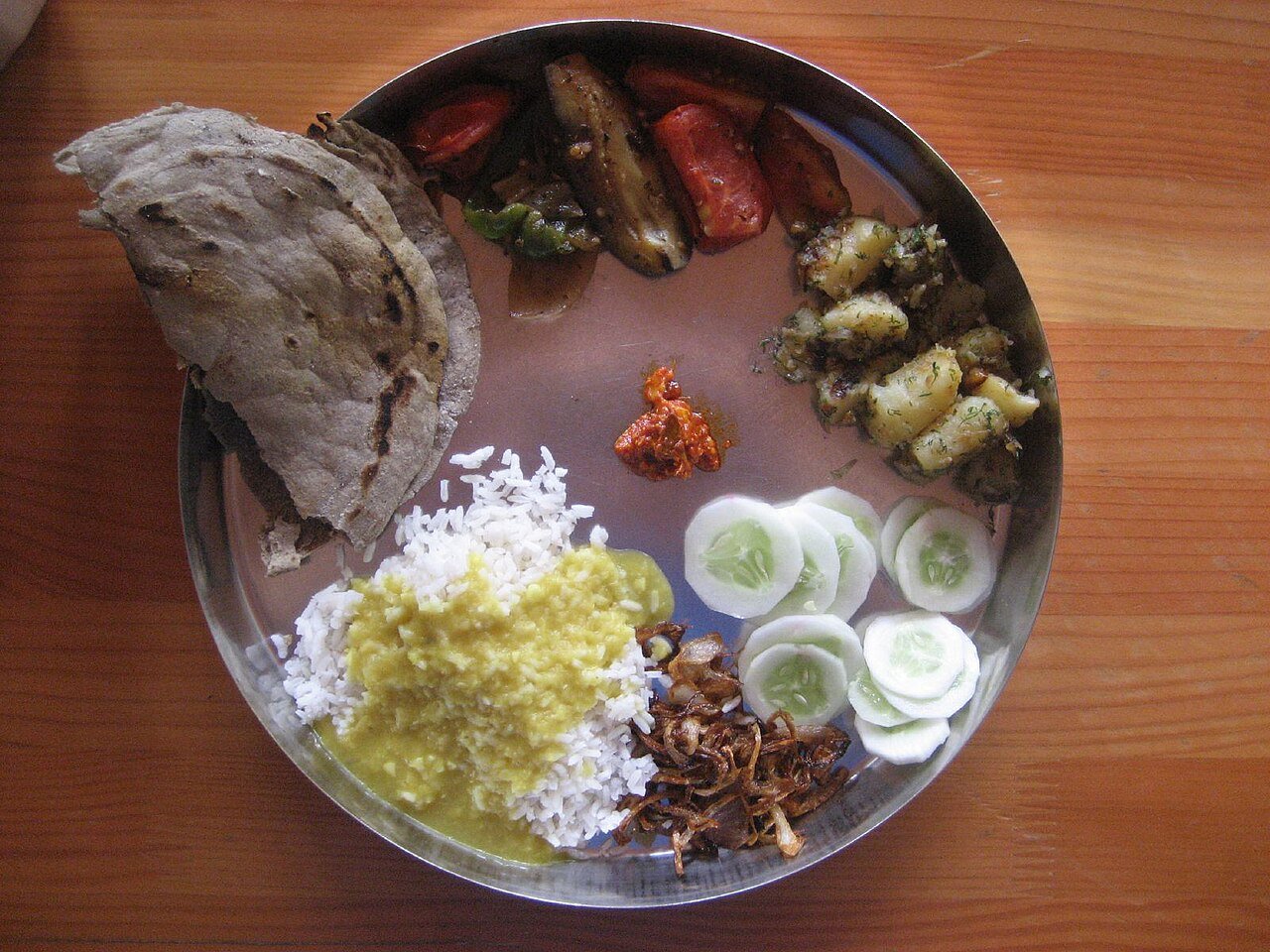 A plate with a cereal, a pulse and vegetables